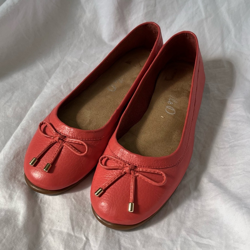 Michelle D Coral Leather Ballet Flats with Bow & Metalic Bow Tips EUC 5.5